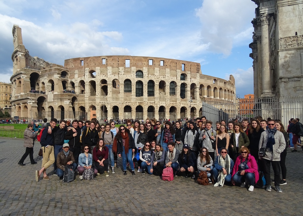Les élèves devant le Colisée